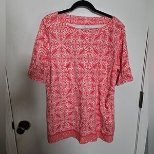 A pretty floral print defines this button-trimmed tunic from Kim Rogers Size L